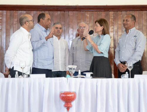 Raquel Peña juramenta a Luis Bonilla presidente del “Plan de Desarrollo San Juan”.