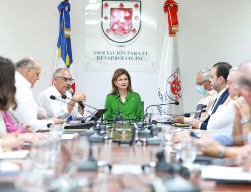 Vicepresidenta sostiene encuentro con colectivo Compromiso Santiago para evaluar avances de obras en esa provincia