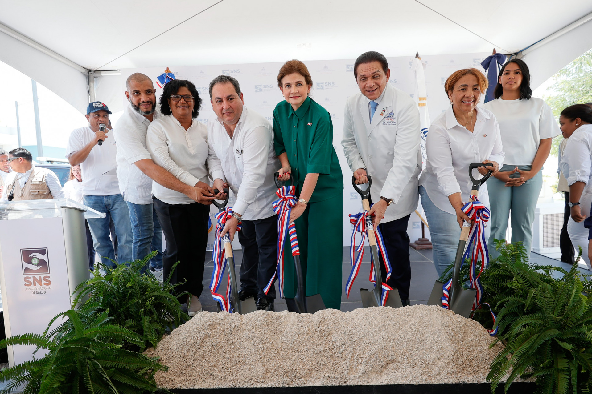 Vicepresidenta Raquel Peña deja iniciada construcción unidades hemodiálisis y pie diabético en hospital de Neyba