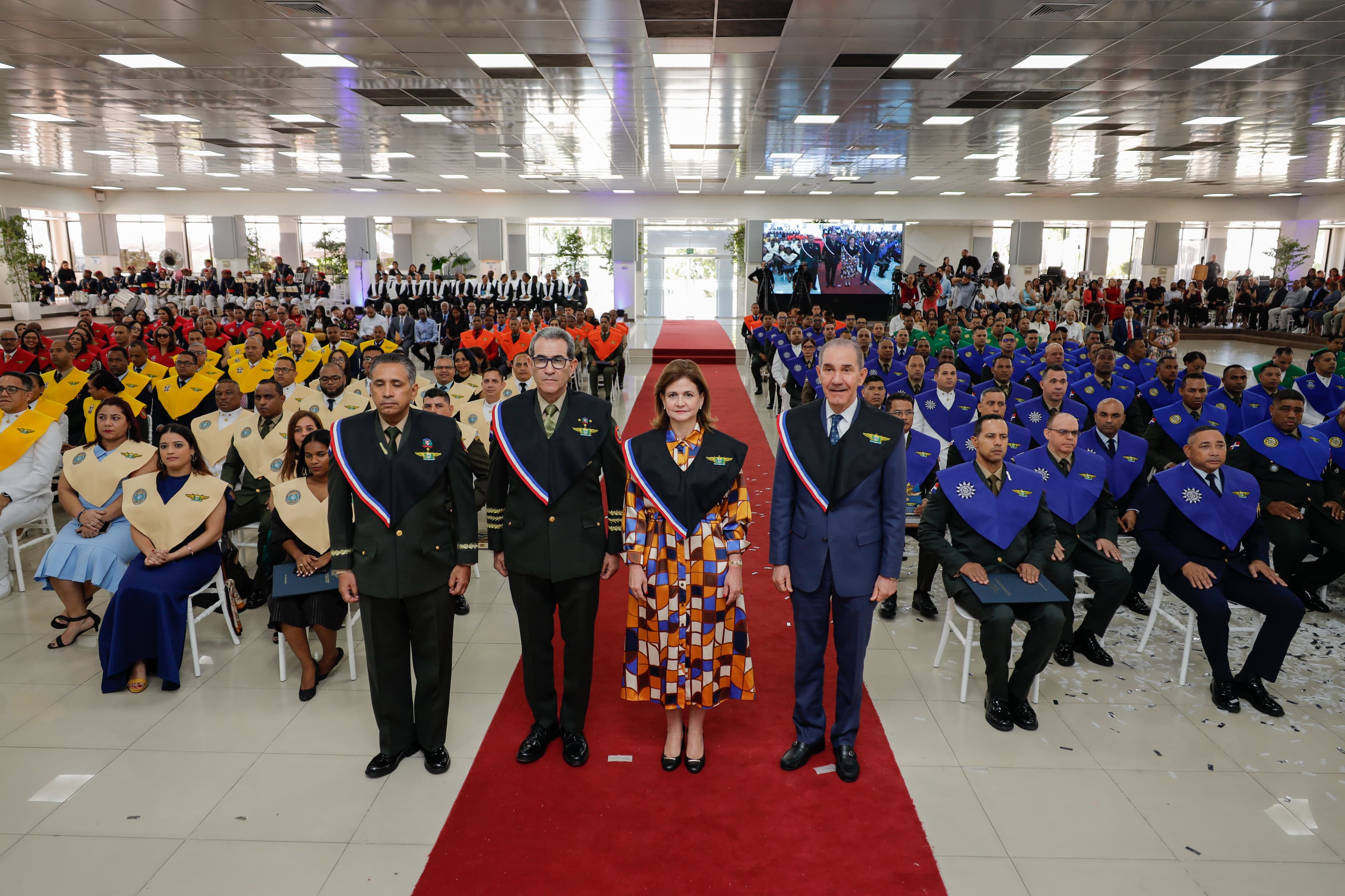 UNADE gradúa a más de 2,700 civiles y militares en postgrado, educación continua y pasantía fronteriza; vicepresidenta encabezó la ceremonia