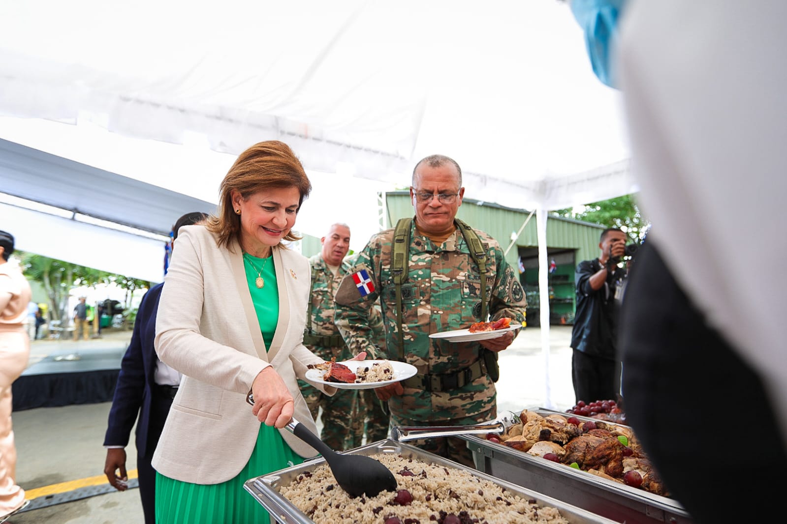 Cerca de 1,000 militares almuerzan con la vicepresidenta Raquel Peña en el campamento militar coronel Ángel Remigio Taveras Gutiérrez del Ejército Nacional