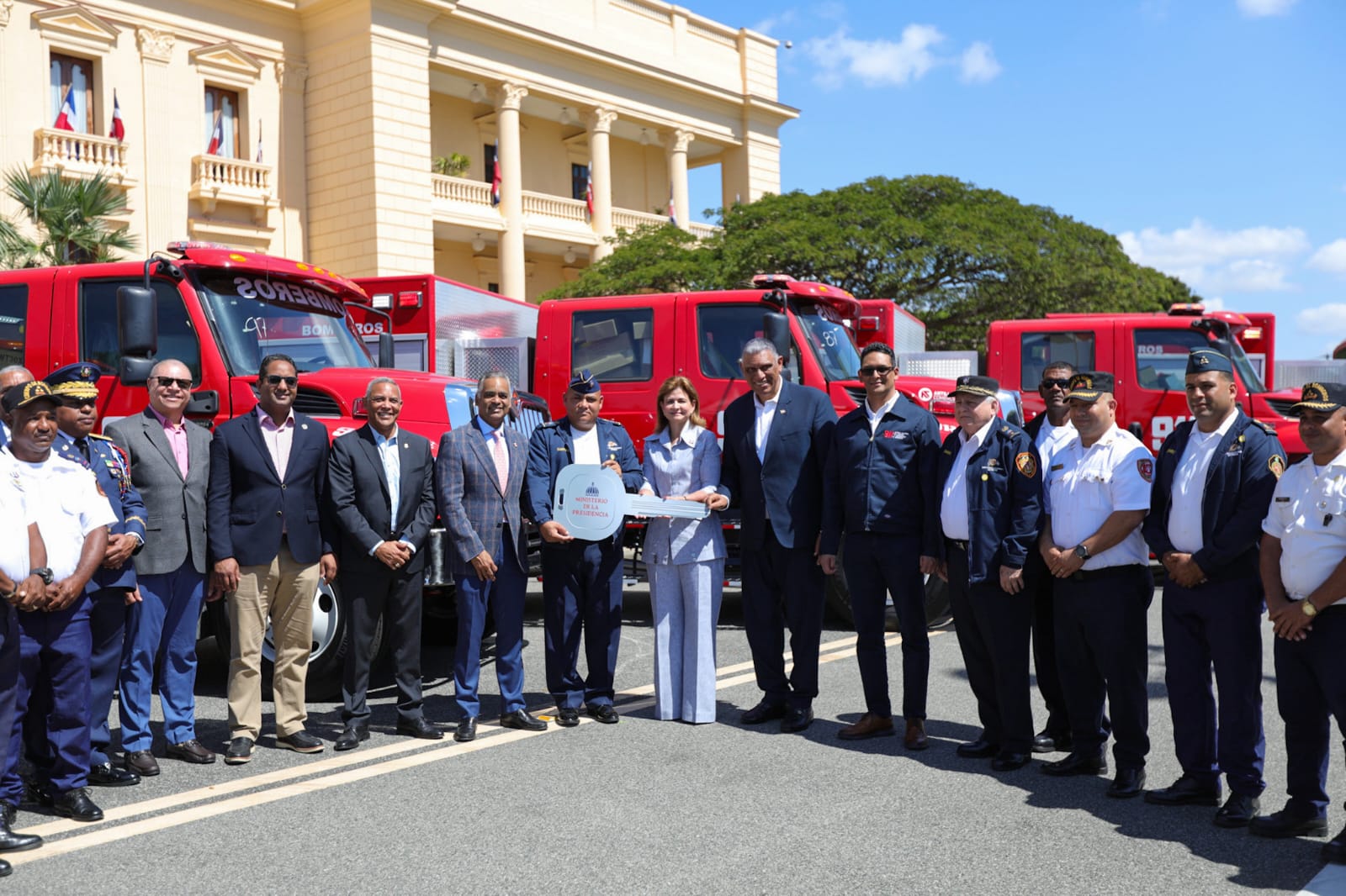 Presidencia entrega once modernos camiones a distintos cuerpos de bomberos del país