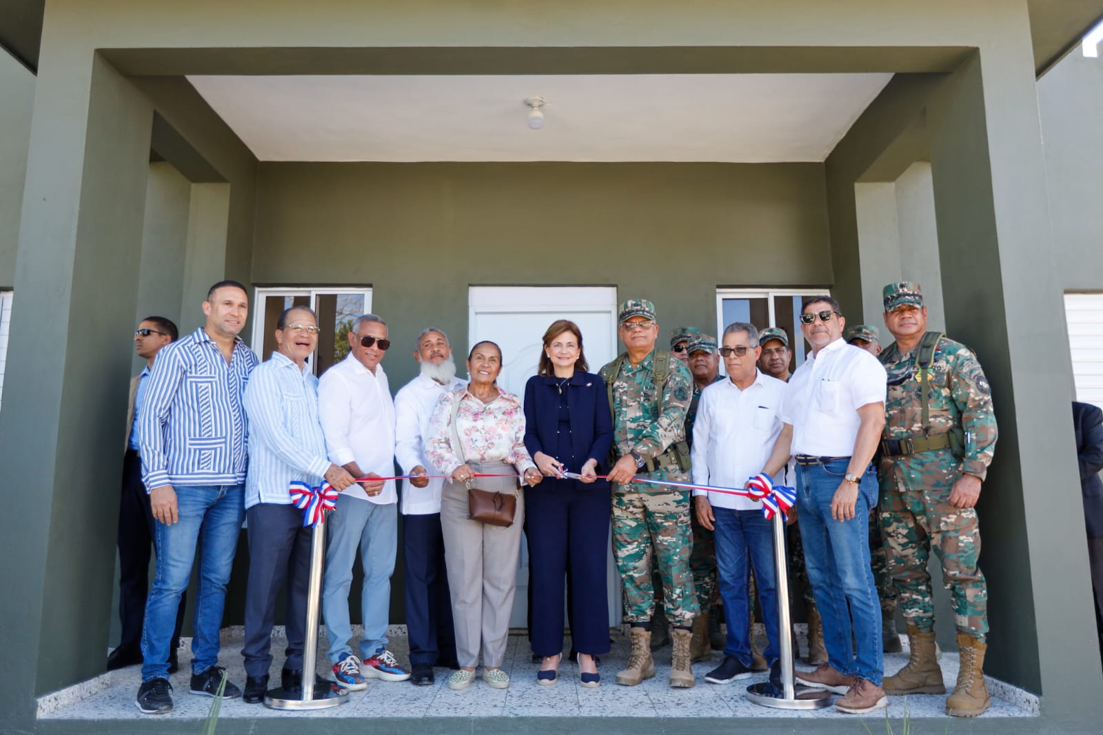 Vicepresidenta inaugura destacamento militar y supervisa reconstrucción de factoría federación agraria en Yuna