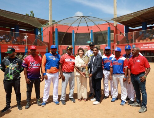 Raquel Peña reitera respaldo al deporte al encabezar apertura del torneo amateur de béisbol en Santiago