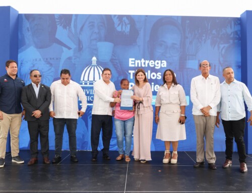 Gobierno entrega títulos tras casi dos décadas de espera en Bonao e inicia construcción de sede municipal en Santiago Oeste