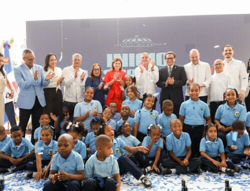 Raquel Peña abre el año escolar en Santiago y anuncia nuevas rutas del transporte estudiantil