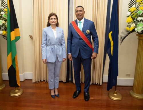 Raquel Peña consolida lazos de cooperación con el gobierno de Jamaica al asistir a la juramentación del primer ministro Andrew Holness
