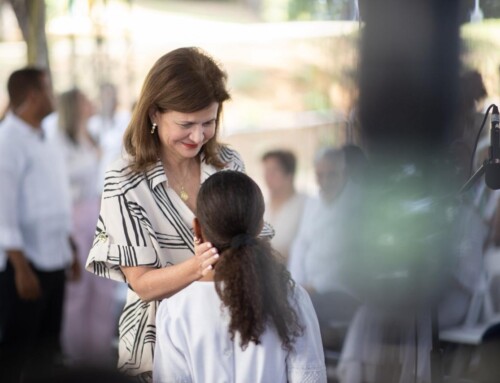 El presidente Luis Abinader y la vicepresidenta Raquel Peña comparten villancicos navideños con familias y niños del entorno de la Casa Presidencial de Santiago
