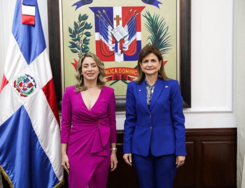 Raquel Peña posesiona a Gloria Reyes en el Ministerio de la Mujer
