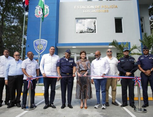 Raquel Peña entrega renovada estación de policía en Los Jardines