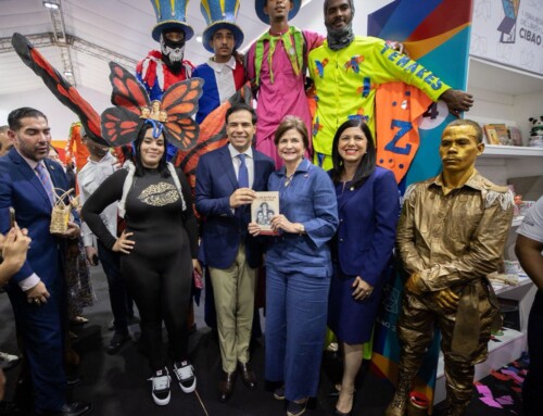 Raquel Peña llama a “leer en medio del ruido” durante conferencia en la Feria Regional del Libro del Cibao
