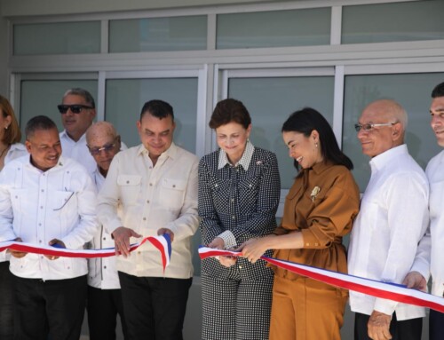 Raquel Peña y director del SNS entregan renovado hospital municipal de Castañuelas