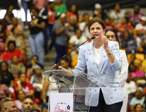 Raquel Peña celebra a miles de madres durante jornada “Madres que Sostienen” en Santiago