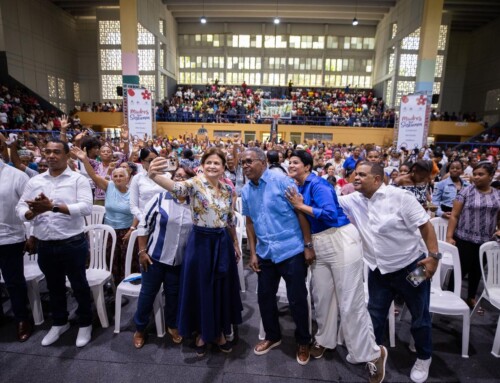 Raquel Peña comparte con miles de madres en Barahona durante jornada “Madres que Sostienen”