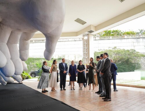 Raquel Peña visita la exposición “Miguel Ángel Vivo” en Santiago