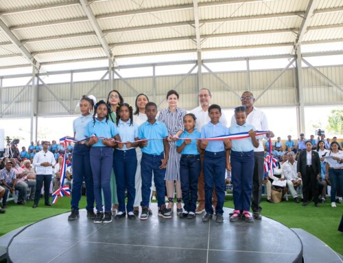 Vicepresidenta Raquel Peña entrega techado de la Escuela Javier Antonio Castillo Pérez en Pueblo Viejo, Azua, en beneficio de 349 estudiantes