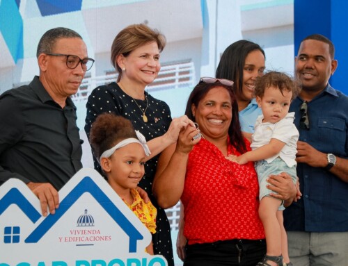 Raquel Peña encabeza entrega 128 apartamentos en Neiba y 165 títulos de propiedad a familias de Galván