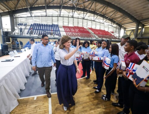 Raquel Peña dialoga con más de 350 estudiantes de El Seibo y entrega becas del ITLA y computadoras