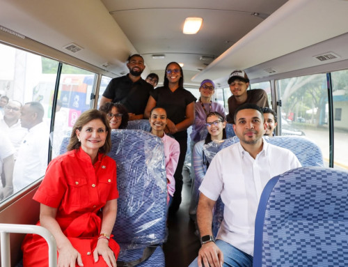 Gobierno entrega 15 autobuses para fortalecer el transporte universitario en el Cibao